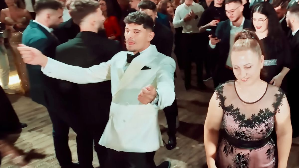 Imagini nepublicate de la nunta lui Coman: „Nașul e Mirel Rădoi!” » Au aruncat mii de euro la lăutari: „Viviana e viața mea”