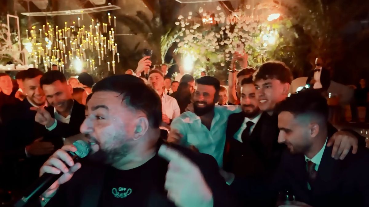 Imagini nepublicate de la nunta lui Coman: „Nașul e Mirel Rădoi!” » Au aruncat mii de euro la lăutari: „Viviana e viața mea”