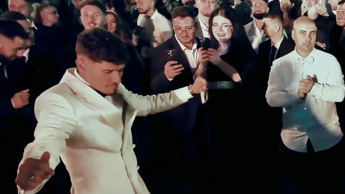 Imagini nepublicate de la nunta lui Coman: „Nașul e Mirel Rădoi!” » Au aruncat mii de euro la lăutari: „Viviana e viața mea”