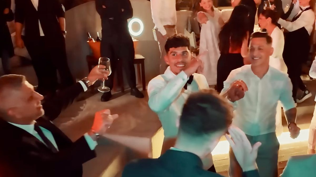 Imagini nepublicate de la nunta lui Coman: „Nașul e Mirel Rădoi!” » Au aruncat mii de euro la lăutari: „Viviana e viața mea”