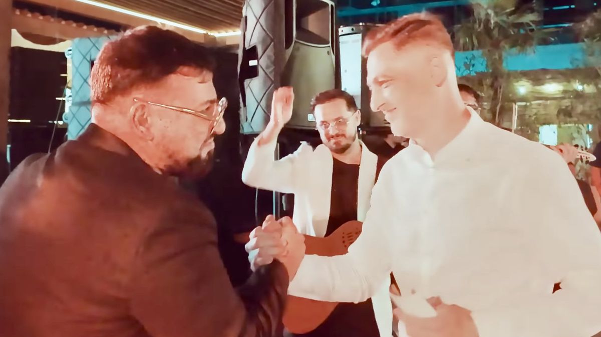 Imagini nepublicate de la nunta lui Coman: „Nașul e Mirel Rădoi!” » Au aruncat mii de euro la lăutari: „Viviana e viața mea”