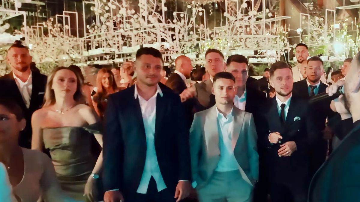 Imagini nepublicate de la nunta lui Coman: „Nașul e Mirel Rădoi!” » Au aruncat mii de euro la lăutari: „Viviana e viața mea”