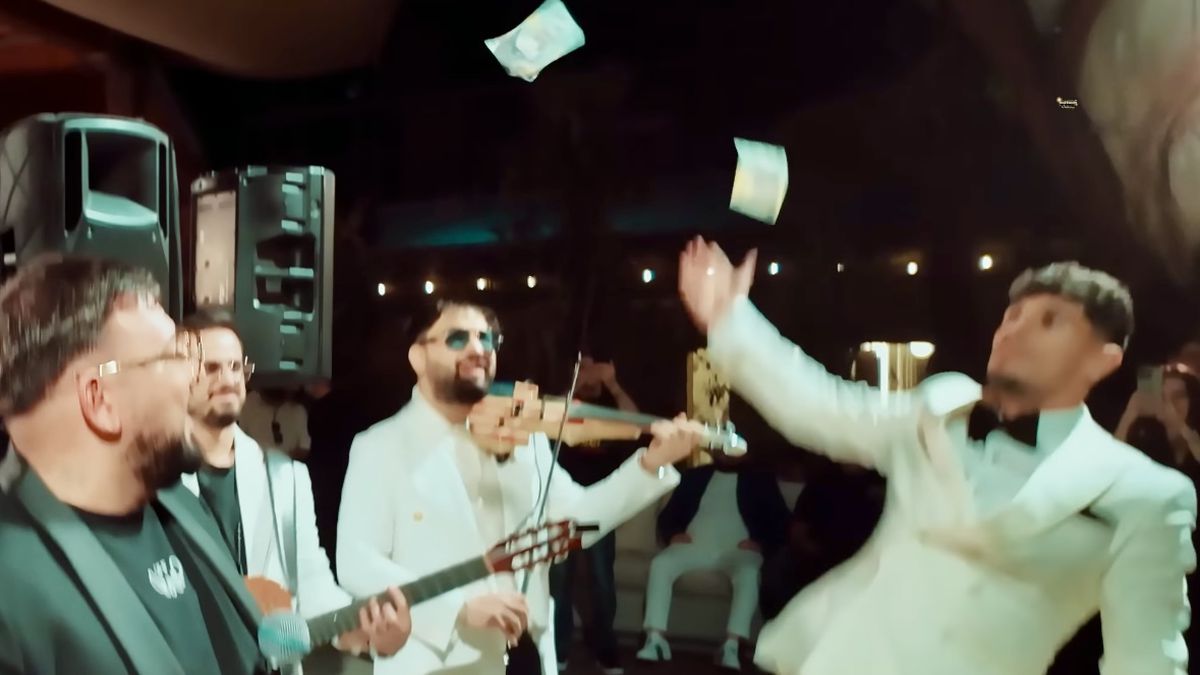 Imagini nepublicate de la nunta lui Coman: „Nașul e Mirel Rădoi!” » Au aruncat mii de euro la lăutari: „Viviana e viața mea”