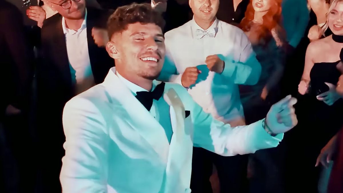 Imagini nepublicate de la nunta lui Coman: „Nașul e Mirel Rădoi!” » Au aruncat mii de euro la lăutari: „Viviana e viața mea”