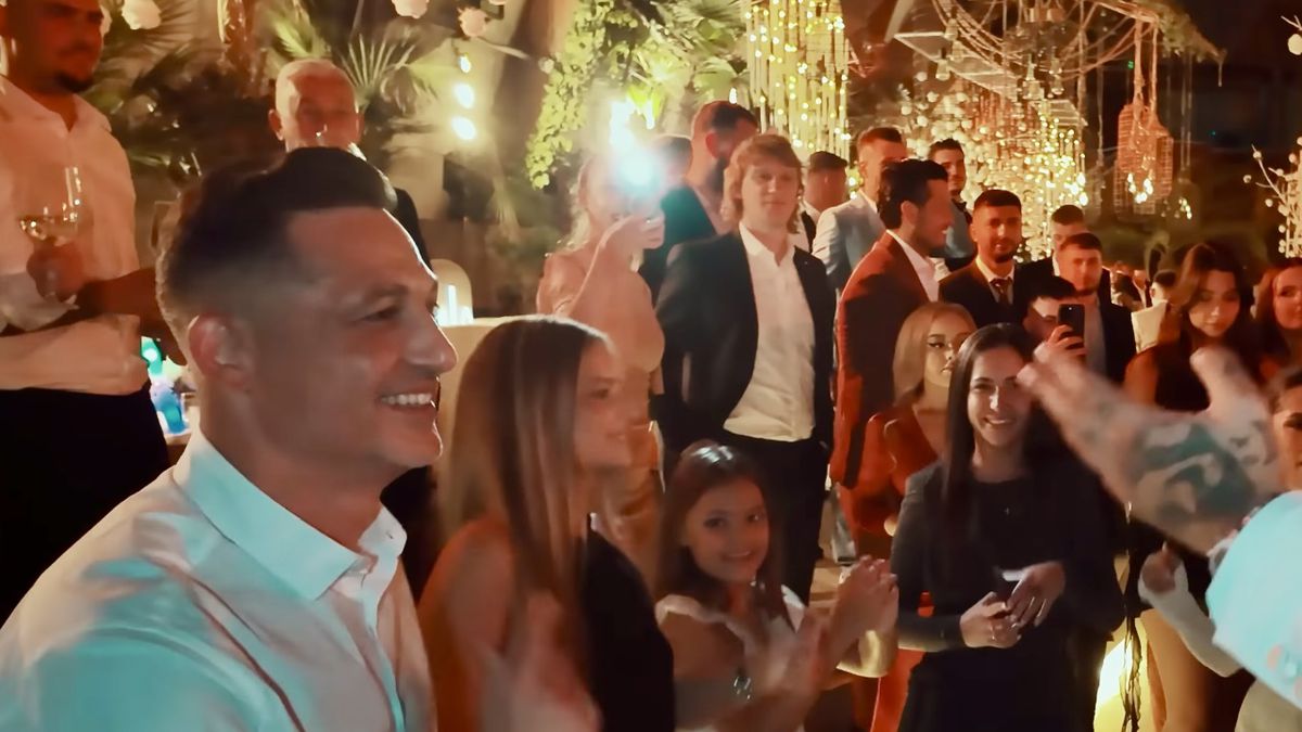 Imagini nepublicate de la nunta lui Coman: „Nașul e Mirel Rădoi!” » Au aruncat mii de euro la lăutari: „Viviana e viața mea”