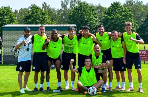 Tavi Popescu are mingea alături în cantonament / FOTO: Facebook @FCSB