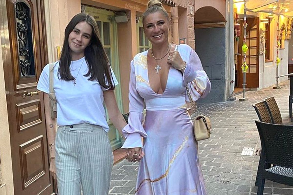 FOTO Anamaria Prodan, imagini sexy la plajă, la Cannes » S-a pozat și cu fiica ei, Rebecca