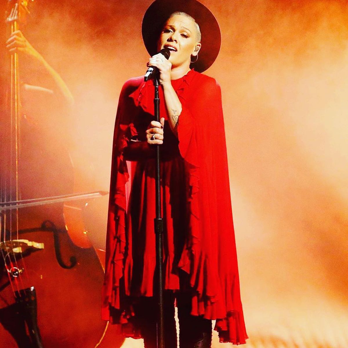 Celebra cântăreață care a intervenit în „scandalul bikini” de la Europene: „Plătesc eu amenzile în locul vostru”