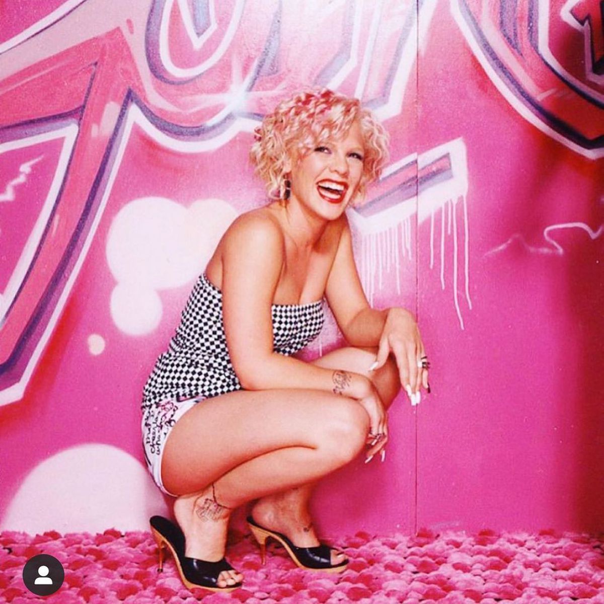 Celebra cântăreață care a intervenit în „scandalul bikini” de la Europene: „Plătesc eu amenzile în locul vostru”