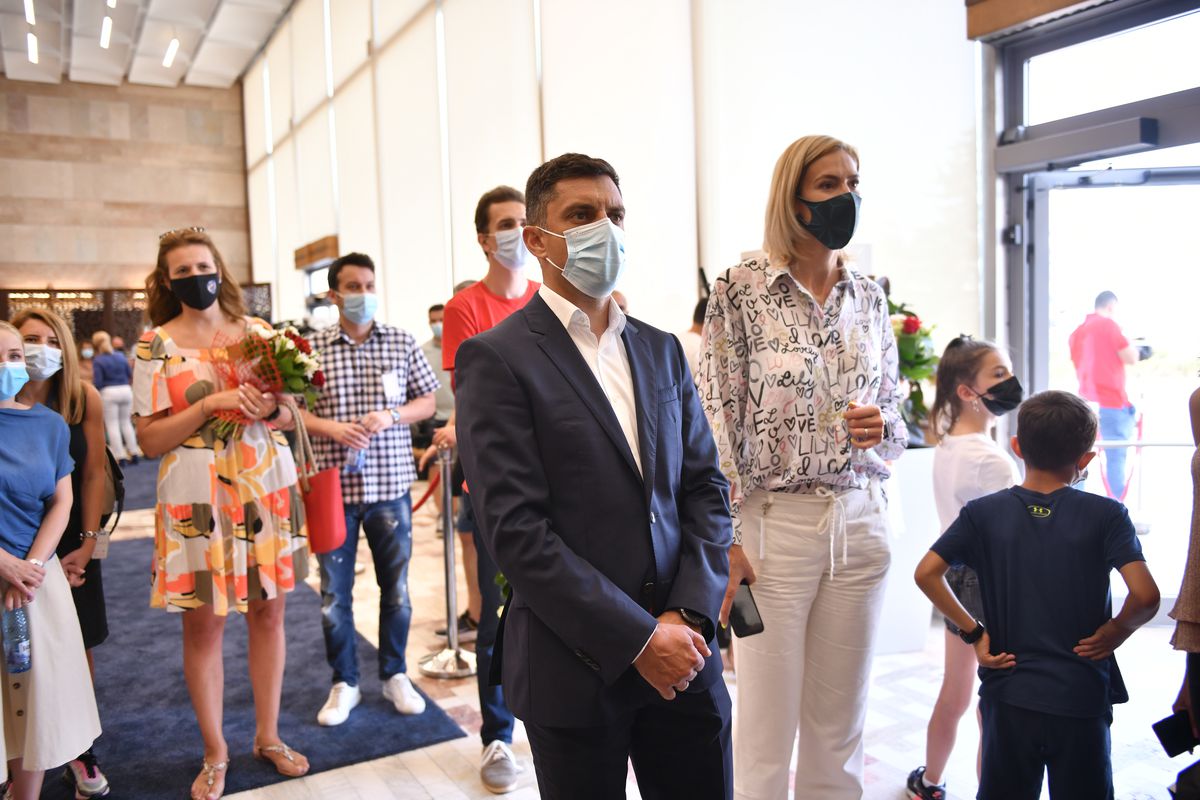 Cum a aterizat la București, Ana Maria Popescu s-a luat de ministrul Novak, aflat chiar lângă ea: „Unde-i cecul ăla de 5 milioane?”