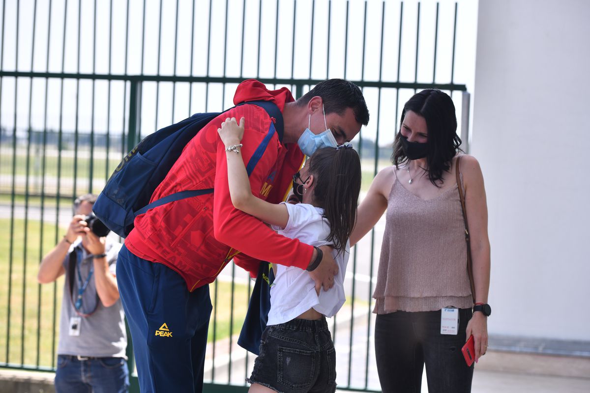 Cum a aterizat la București, Ana Maria Popescu s-a luat de ministrul Novak, aflat chiar lângă ea: „Unde-i cecul ăla de 5 milioane?”