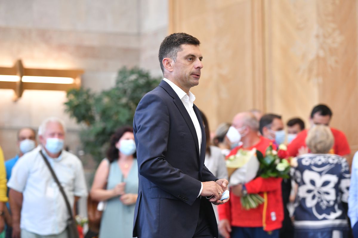 Cum a aterizat la București, Ana Maria Popescu s-a luat de ministrul Novak, aflat chiar lângă ea: „Unde-i cecul ăla de 5 milioane?”