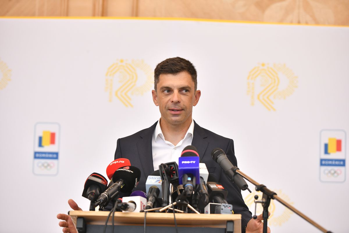 Cum a aterizat la București, Ana Maria Popescu s-a luat de ministrul Novak, aflat chiar lângă ea: „Unde-i cecul ăla de 5 milioane?”