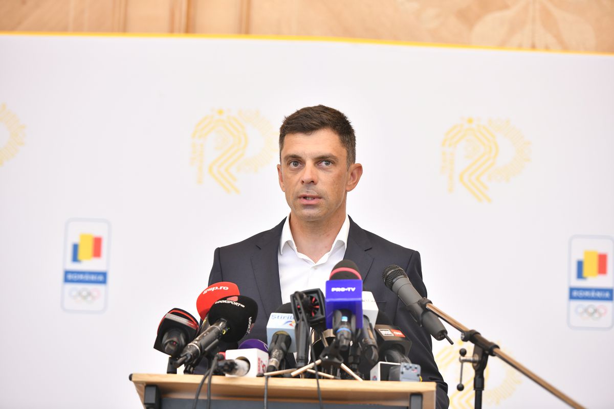 Cum a aterizat la București, Ana Maria Popescu s-a luat de ministrul Novak, aflat chiar lângă ea: „Unde-i cecul ăla de 5 milioane?”