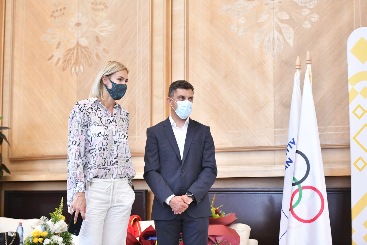 Cum a aterizat la București, Ana Maria Popescu s-a luat de ministrul Novak, aflat chiar lângă ea: „Unde-i cecul ăla de 5 milioane?”