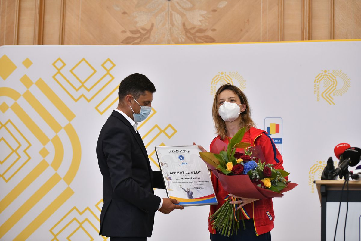 Cum a aterizat la București, Ana Maria Popescu s-a luat de ministrul Novak, aflat chiar lângă ea: „Unde-i cecul ăla de 5 milioane?”