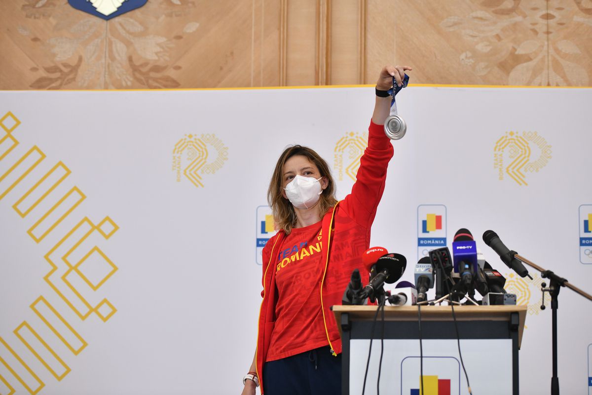 Cum a aterizat la București, Ana Maria Popescu s-a luat de ministrul Novak, aflat chiar lângă ea: „Unde-i cecul ăla de 5 milioane?”