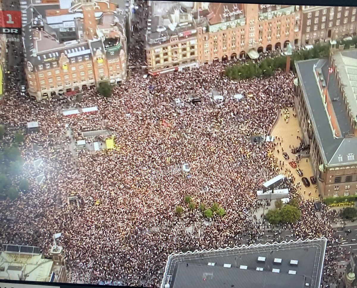 A scos în stradă mai mulți fani decât Dybala! Imagini fabuloase din Danemarca » Cum a fost primit Jonas Vingegaard, câștigătorul Turului Franței