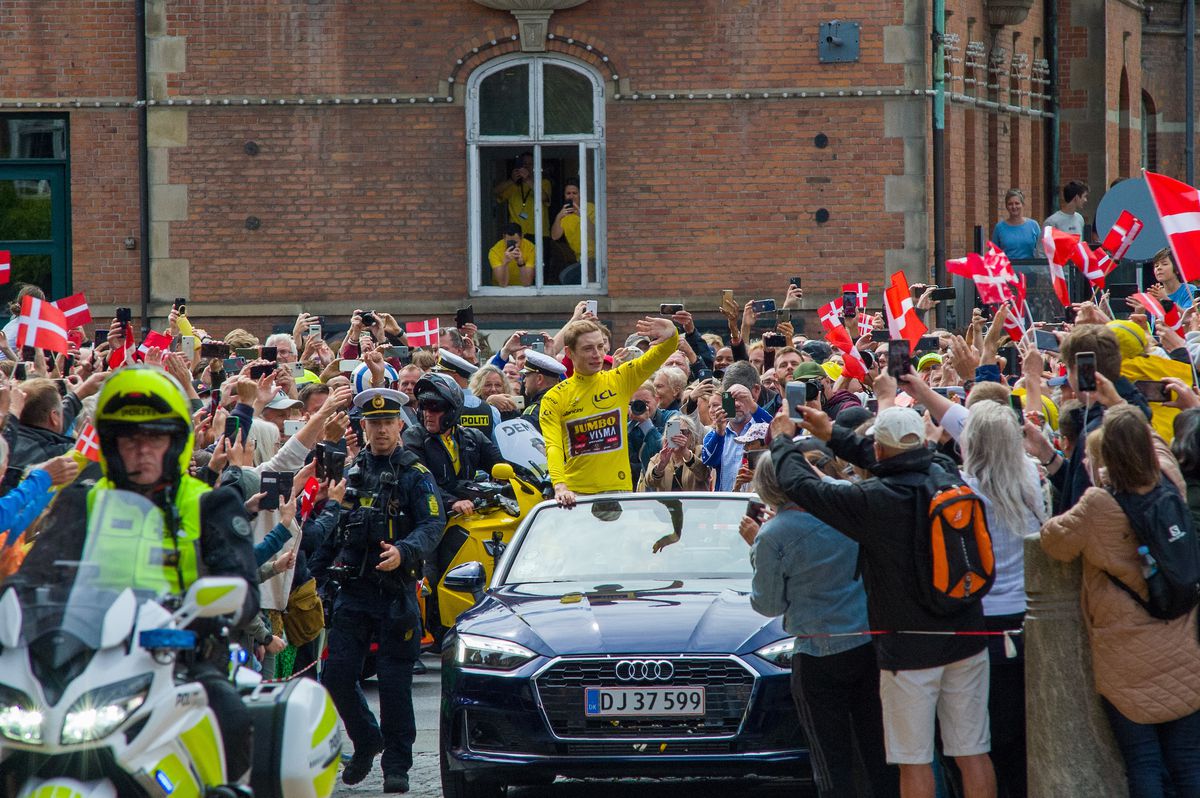 A scos în stradă mai mulți fani decât Dybala! Imagini fabuloase din Danemarca » Cum a fost primit Jonas Vingegaard, câștigătorul Turului Franței