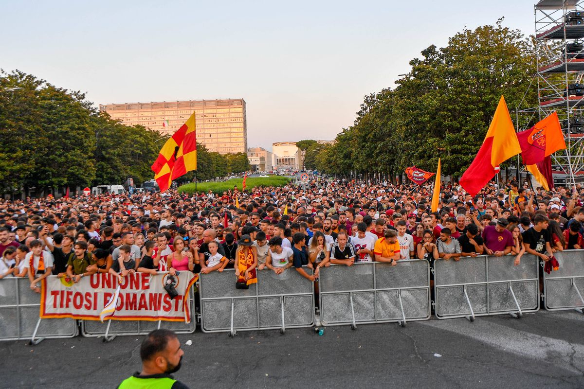 Imagini spectaculoase din Italia » Peste 10.000 de fani la prezentarea lui Dybala