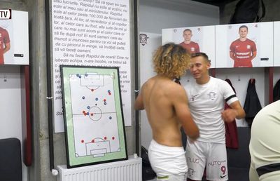 Mesajul de luptă din vestiarul Rapidului » Discursul pe care jucătorii lui Mutu îl văd înaintea fiecărui meci: „Cine nu iubește echipa n-are încotro, va trebui să o iubească la fel ca pe mă-sa și ca pe ta-su!”