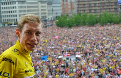 A scos în stradă mai mulți fani decât Dybala! Imagini fabuloase din Danemarca » Cum a fost primit Jonas Vingegaard, câștigătorul Turului Franței