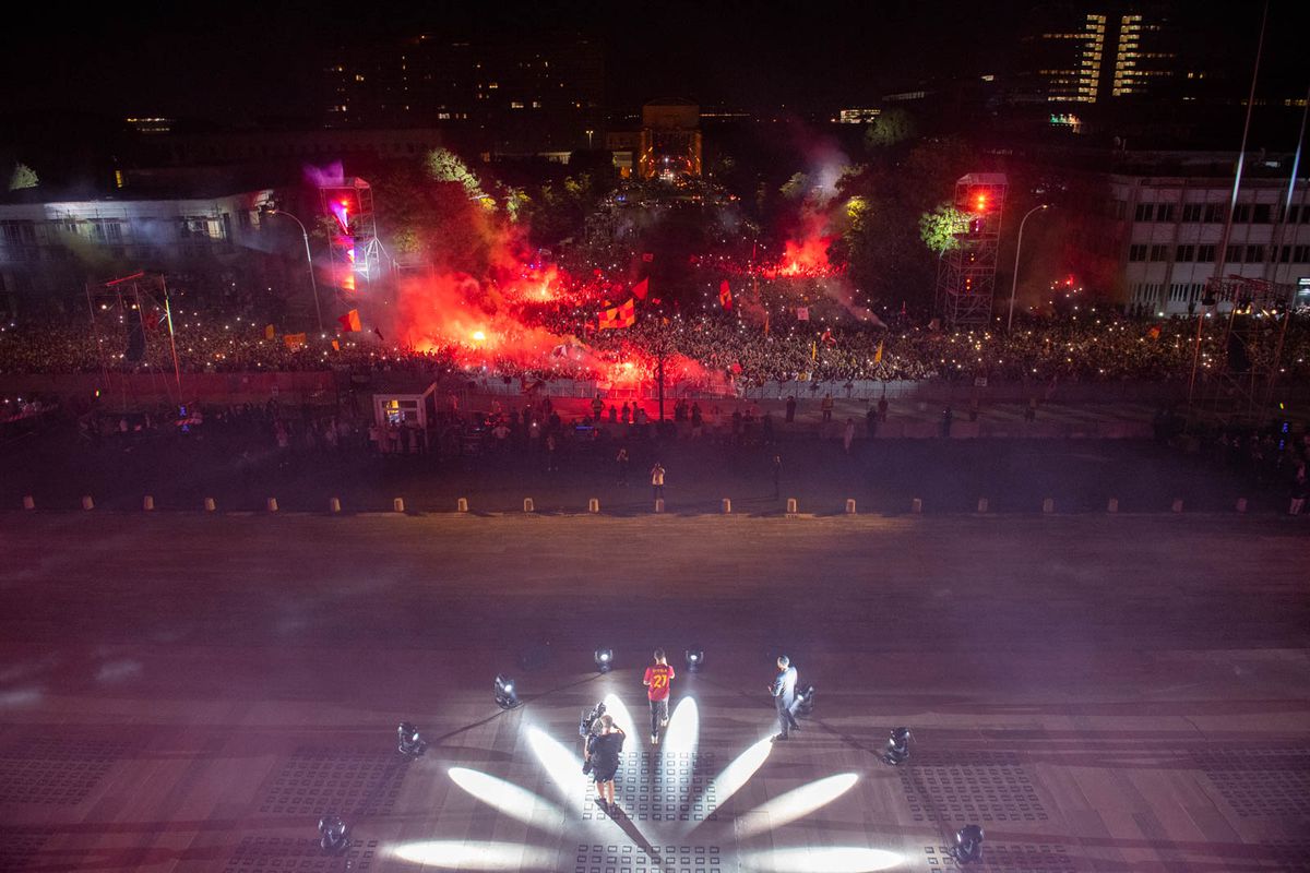 Imagini spectaculoase din Italia » Peste 10.000 de fani la prezentarea lui Dybala