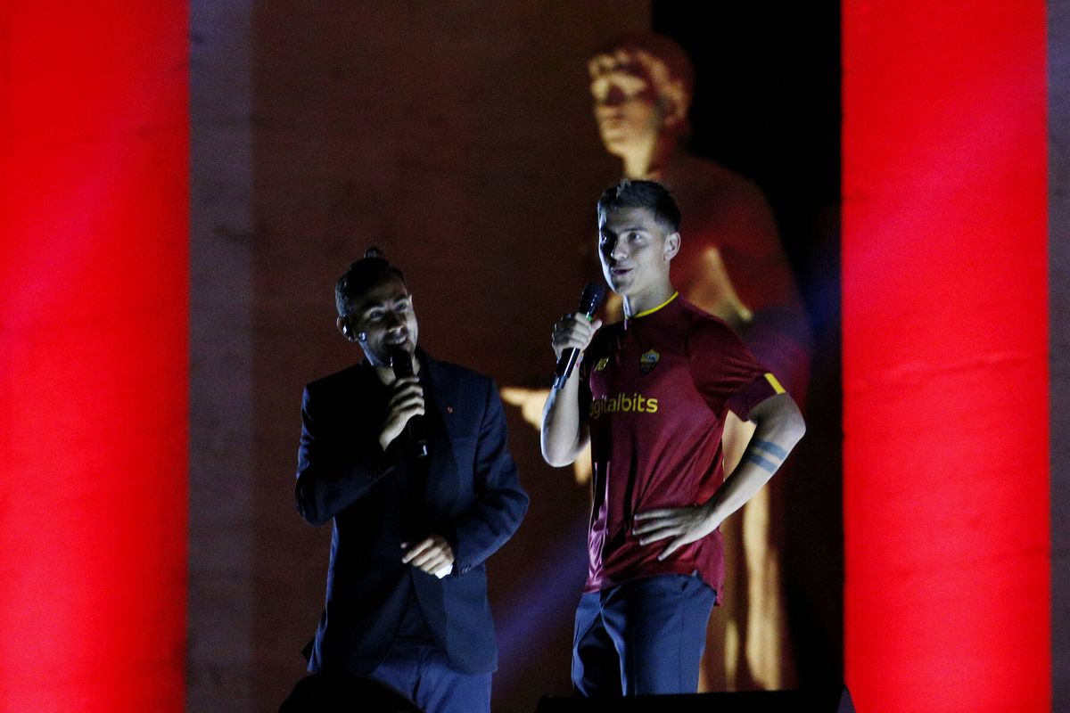 Imagini spectaculoase din Italia » Peste 10.000 de fani la prezentarea lui Dybala