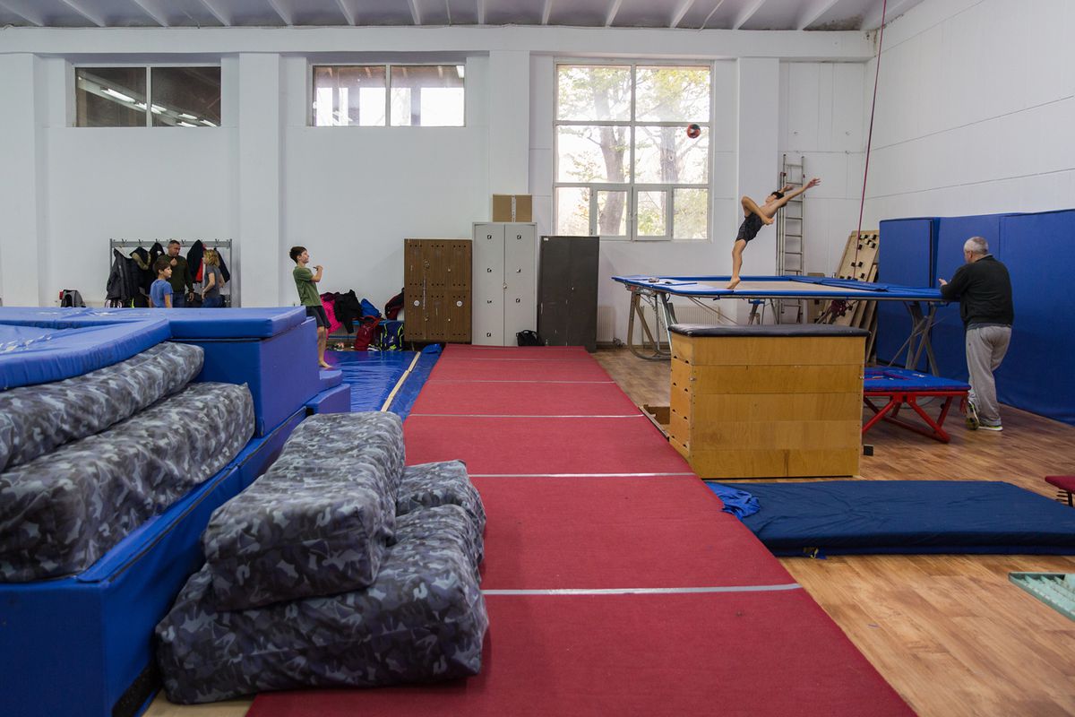 De la antrenamente pe saltele, în bazin fără apă și trambuline, la aur mondial » În urmă cu 6 ani, Constantin Popovici era retras. Acum e cel mai bun din lume