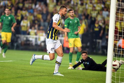 Alexandru Misarăș (numărul 25) privește golul marcat de Edin Dzeko / Sursă foto: Imago Images