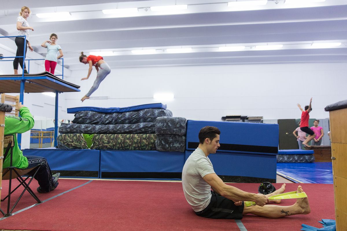 De la antrenamente pe saltele, în bazin fără apă și trambuline, la aur mondial » În urmă cu 6 ani, Constantin Popovici era retras. Acum e cel mai bun din lume