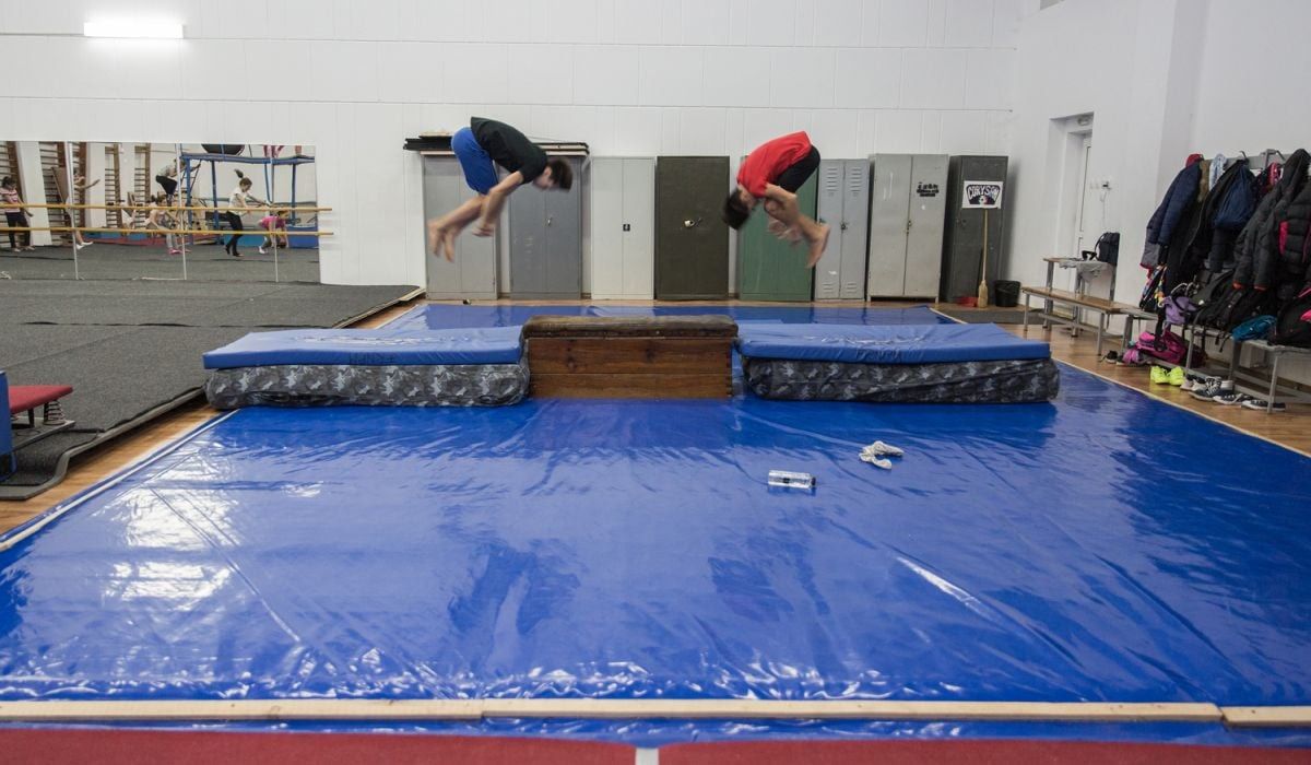 De la antrenamente pe saltele, în bazin fără apă și trambuline, la aur mondial » În urmă cu 6 ani, Constantin Popovici era retras. Acum e cel mai bun din lume