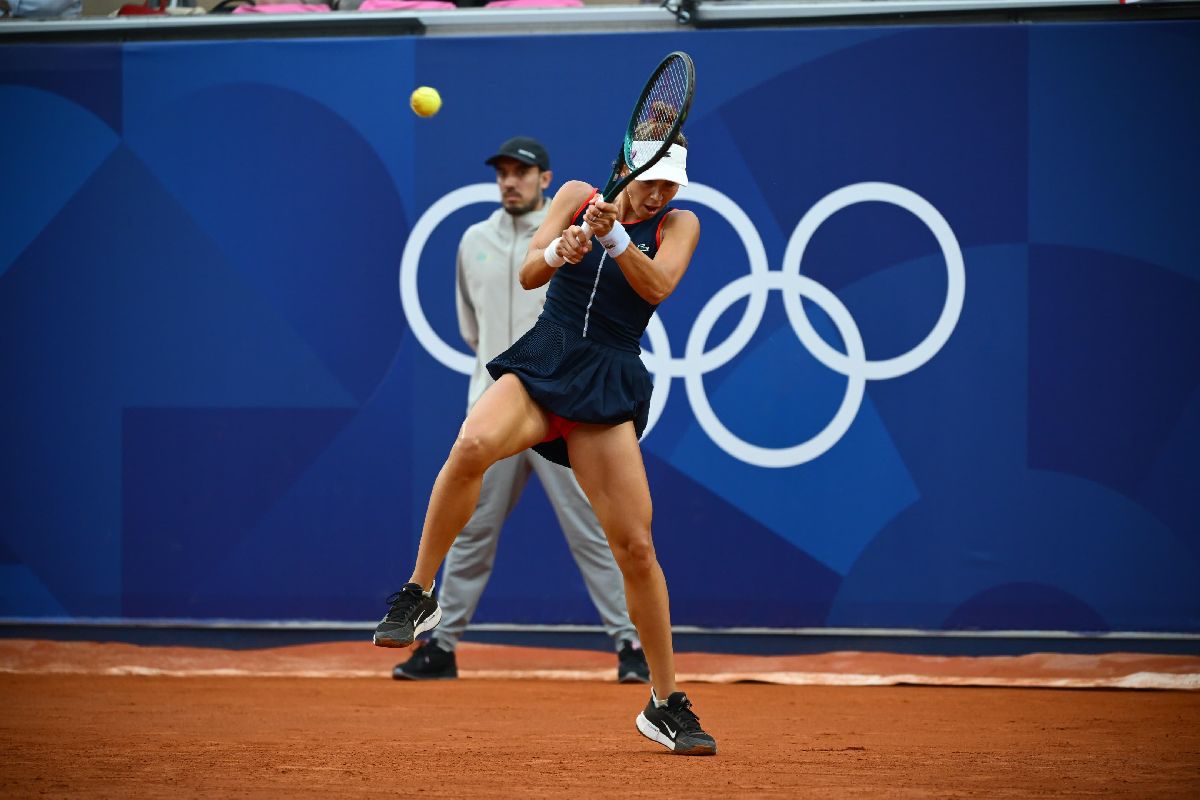 Jaqueline Cristian, victorie MĂREAȚĂ pe legendara arenă „Suzanne Lenglen” » Debutantă la Jocurile Olimpice, a revenit miraculos în fața favoritei gazdelor! Moment glorios pentru România