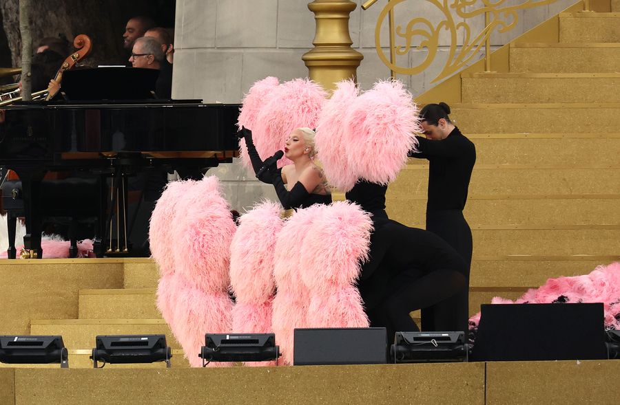 Moment emoționant: Celine Dion a ignorat boala și a cântat după 4 ani, lângă Turnul Eiffel din Paris