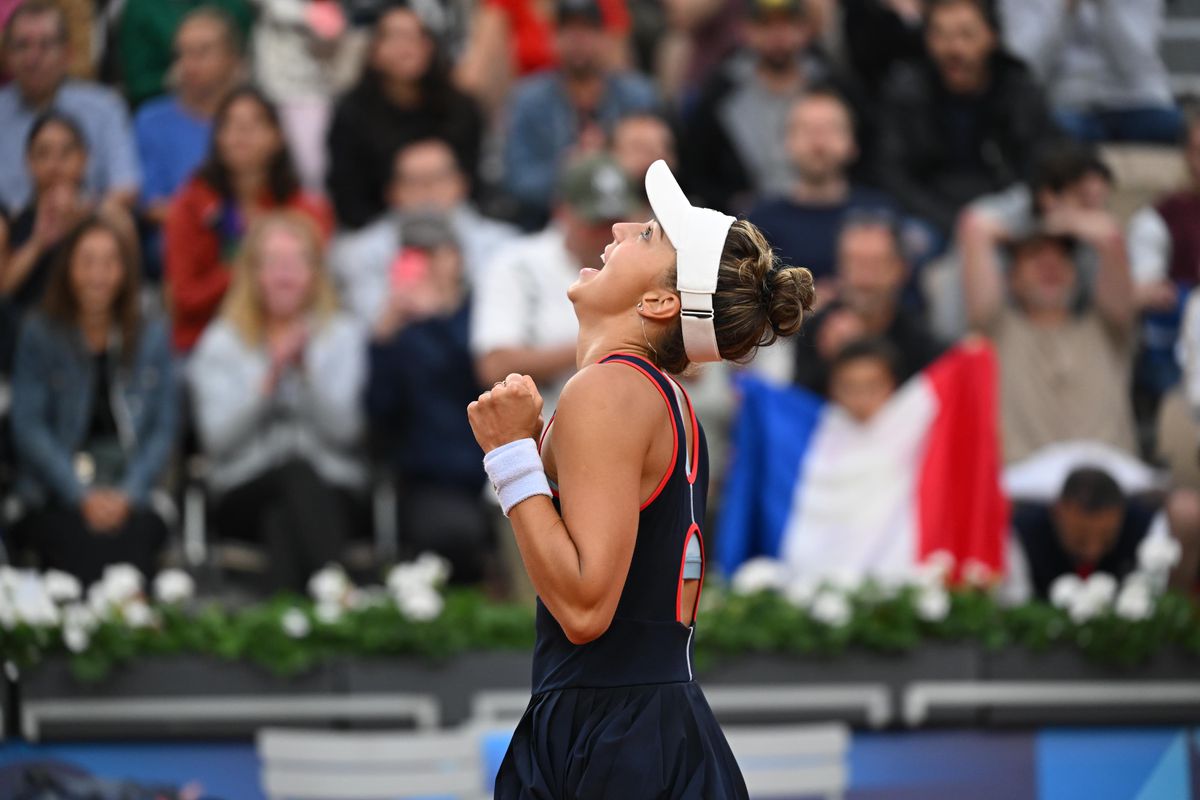 Jaqueline Cristian, victorie MĂREAȚĂ pe legendara arenă „Suzanne Lenglen” » Debutantă la Jocurile Olimpice, a revenit miraculos în fața favoritei gazdelor! Moment glorios pentru România