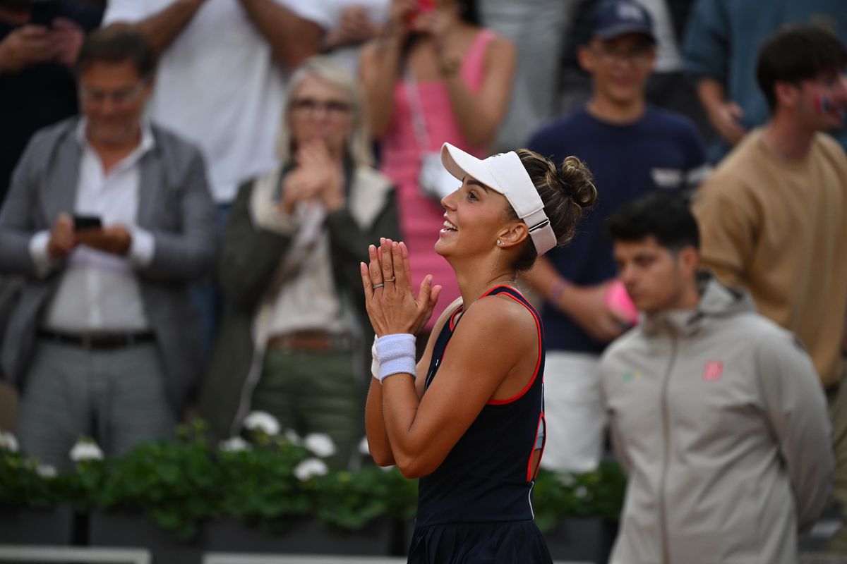 Jaqueline Cristian, victorie MĂREAȚĂ pe legendara arenă „Suzanne Lenglen” » Debutantă la Jocurile Olimpice, a revenit miraculos în fața favoritei gazdelor! Moment glorios pentru România