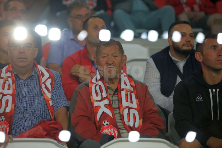 Jozsef Toth-Zele (88 de ani), fost scouter și antrenor la juniorii lui Real Madrid, a fost prezent la meciul dintre Sepsi și Dinamo, din Superliga/ foto: Ionuț Iordache (GSP)