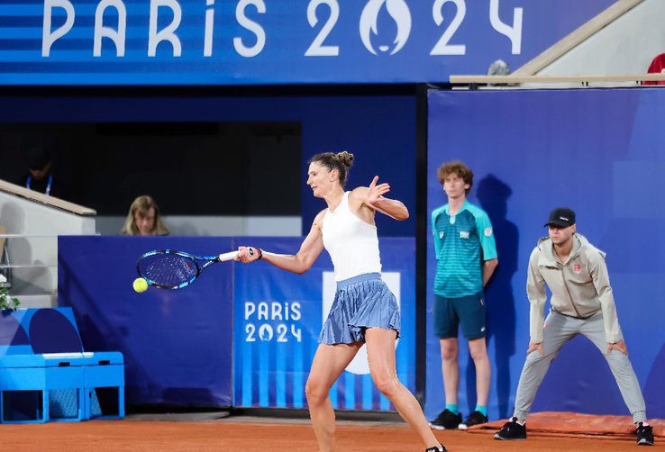 Irina Begu, înfruntând-o pe Iga Swiatek la Jocurile Olimpice / Sursă foto: Imago Images