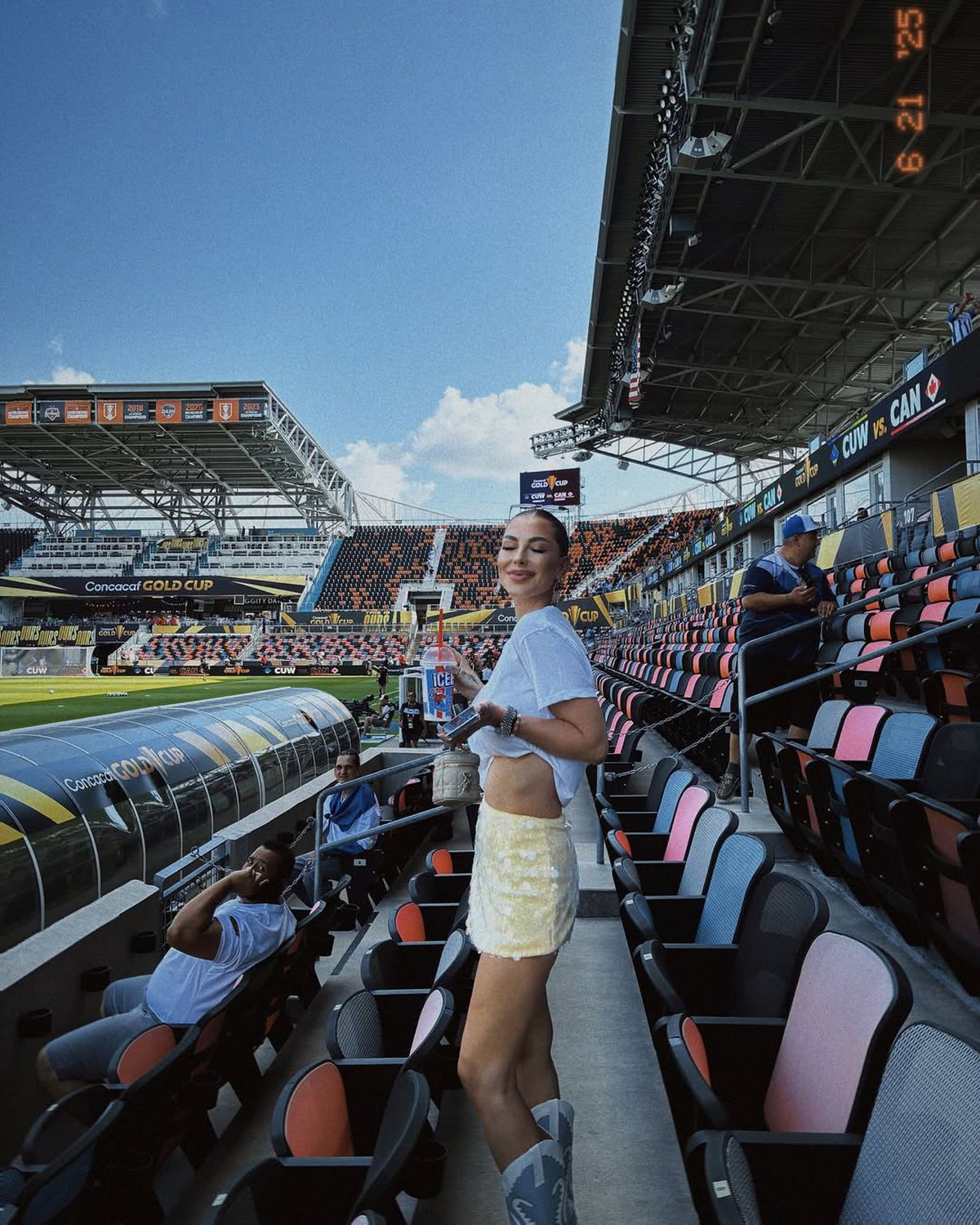 Influencerița cu peste 800.000 de urmăritori vrea să-și micșoreze sânii, dar portarul de 36 de ani n-o lasă