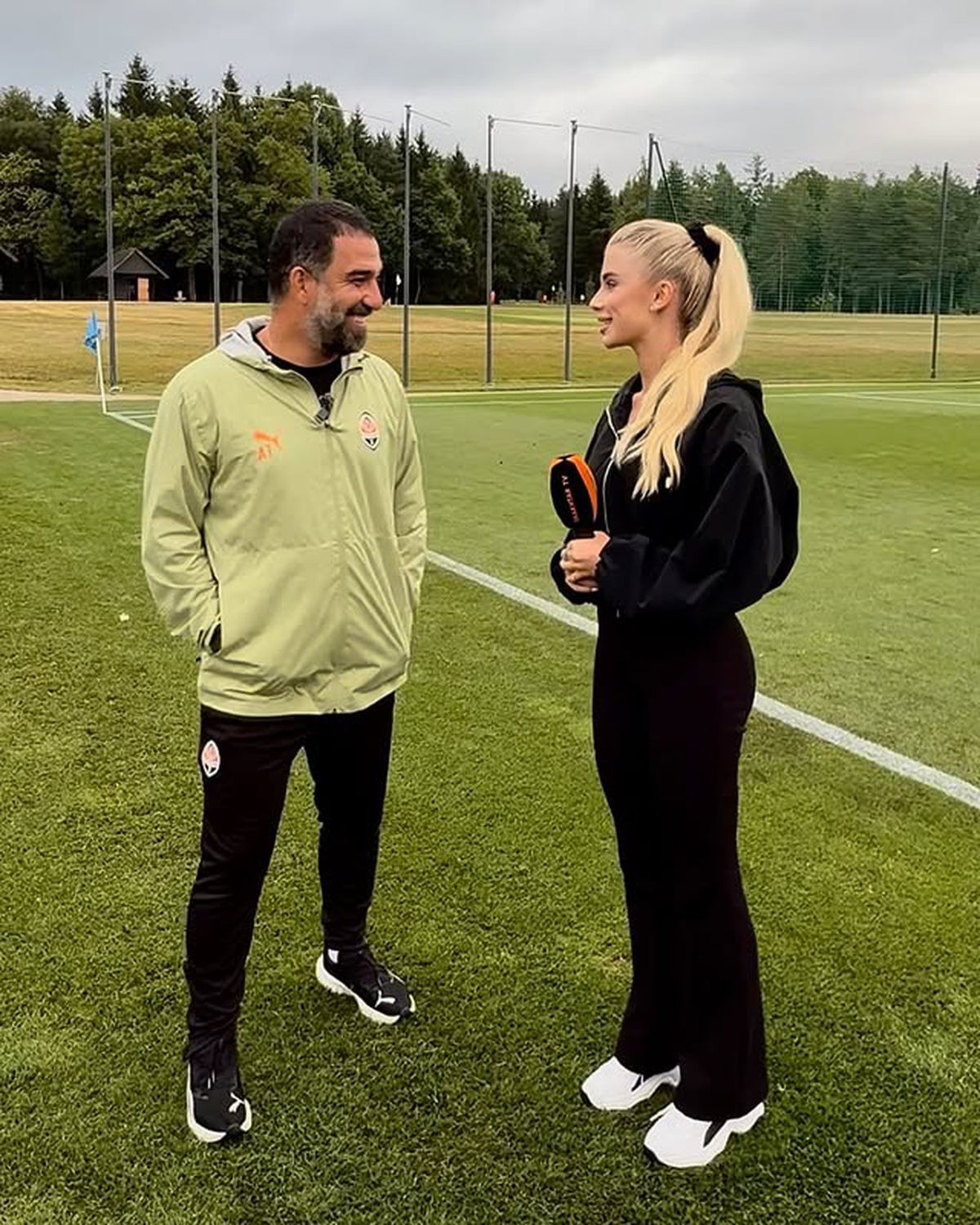 Arda Turan, intimidat de sex-simbolul Ucrainei » A fost ironizat imediat: „Îi este frică! Ochii lui sunt ațintiți asupra soției”