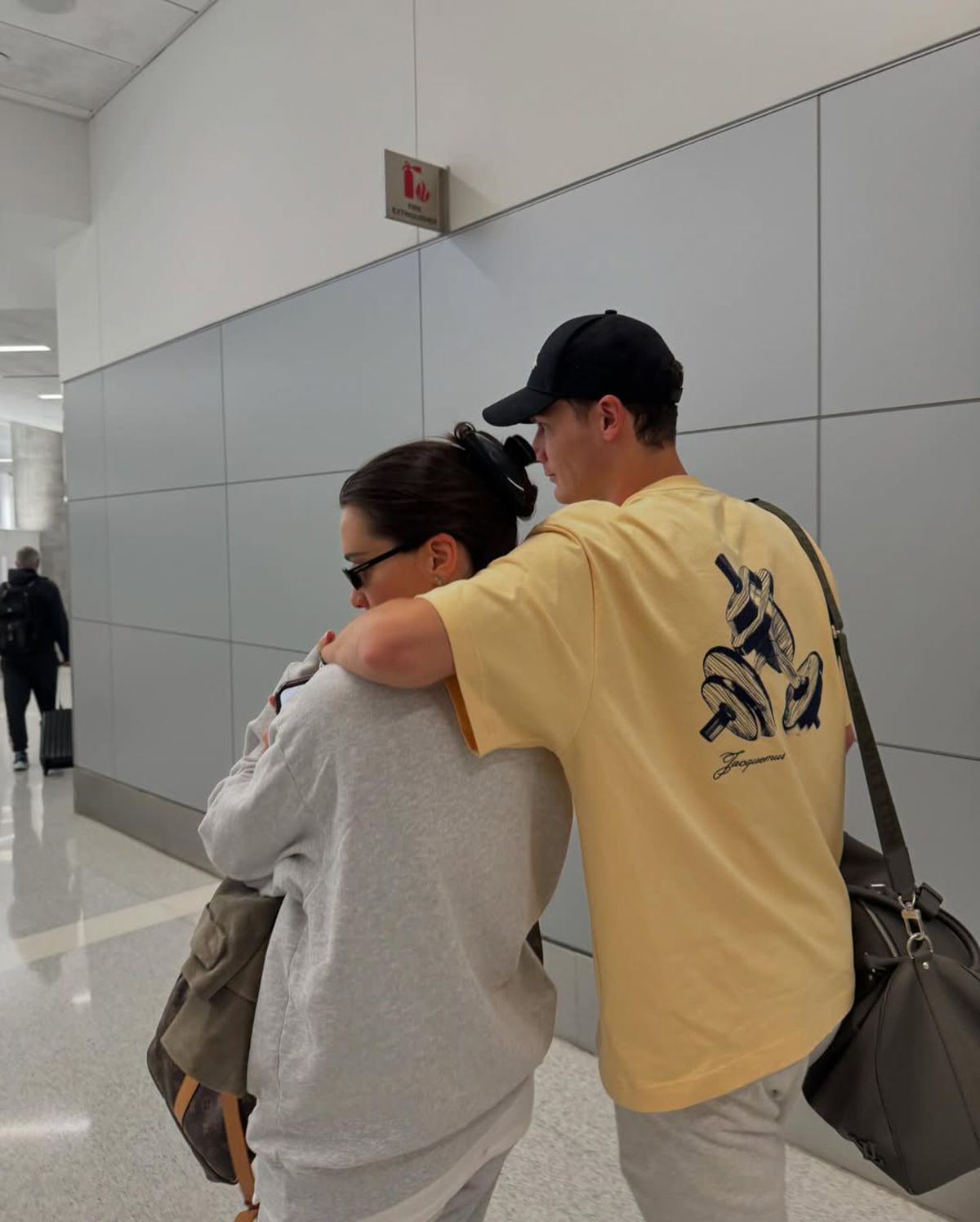 Controversă la nuntă » Celebrul fotbalist, pus de actrița de origine kosovară să afișeze „vulturul albanez”: „Ar trebui interzis câteva jocuri”