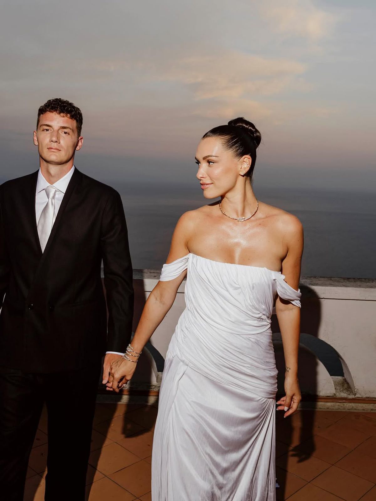 Controversă la nuntă » Celebrul fotbalist, pus de actrița de origine kosovară să afișeze „vulturul albanez”: „Ar trebui interzis câteva jocuri”