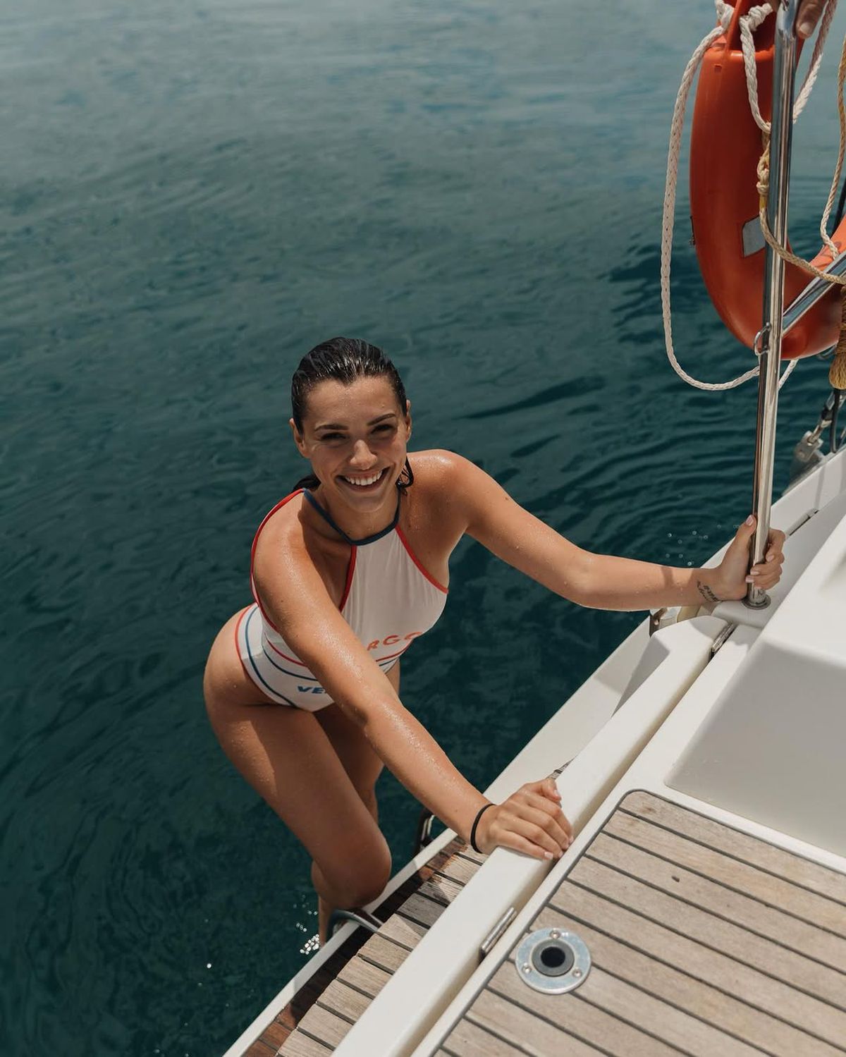 Controversă la nuntă » Celebrul fotbalist, pus de actrița de origine kosovară să afișeze „vulturul albanez”: „Ar trebui interzis câteva jocuri”