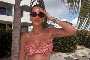 Influencerița cu peste 800.000 de urmăritori vrea să-și micșoreze sânii, dar portarul de 36 de ani n-o lasă