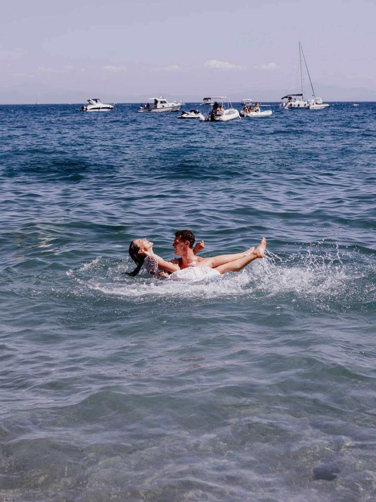 Controversă la nuntă » Celebrul fotbalist, pus de actrița de origine kosovară să afișeze „vulturul albanez”: „Ar trebui interzis câteva jocuri”