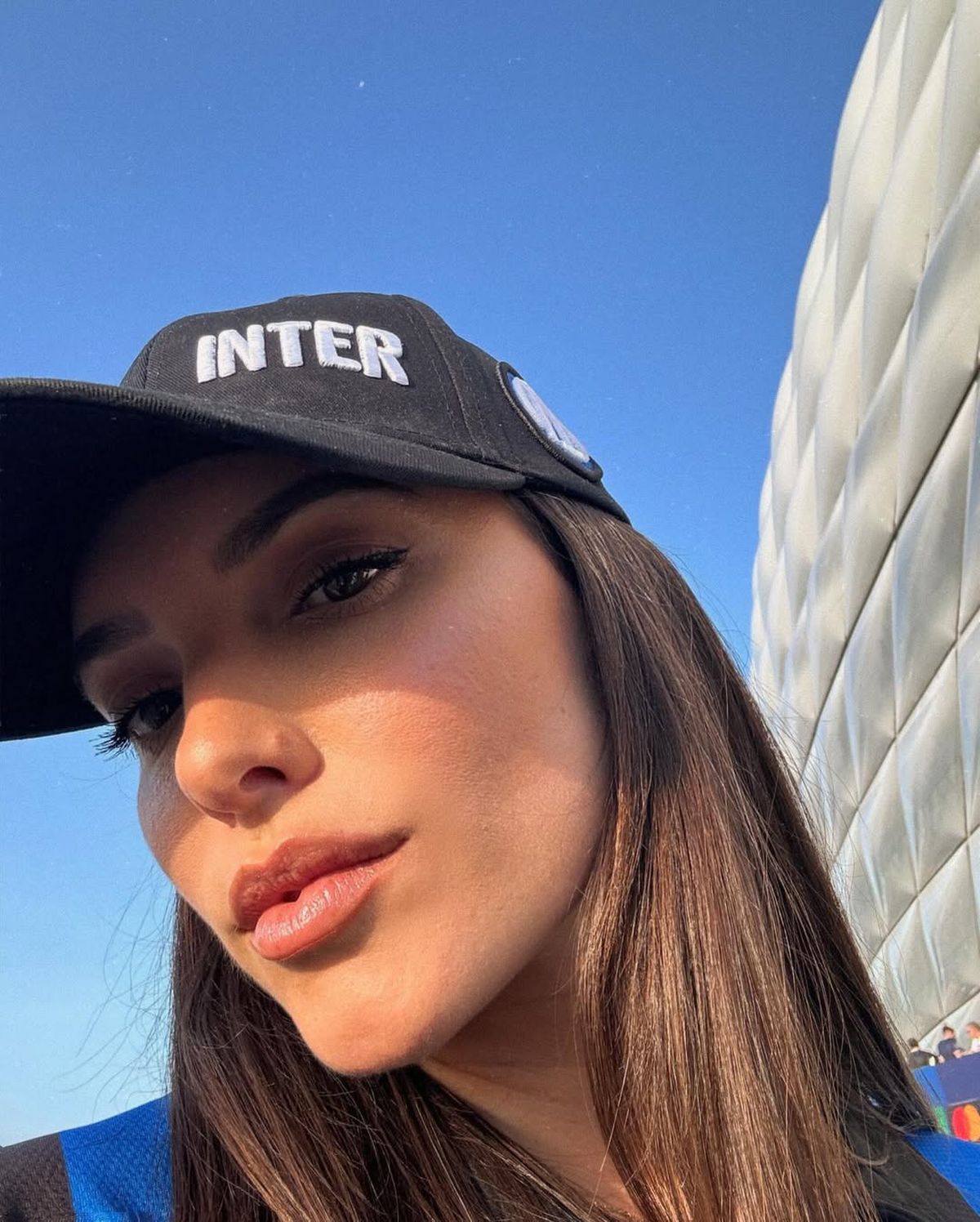 Controversă la nuntă » Celebrul fotbalist, pus de actrița de origine kosovară să afișeze „vulturul albanez”: „Ar trebui interzis câteva jocuri”