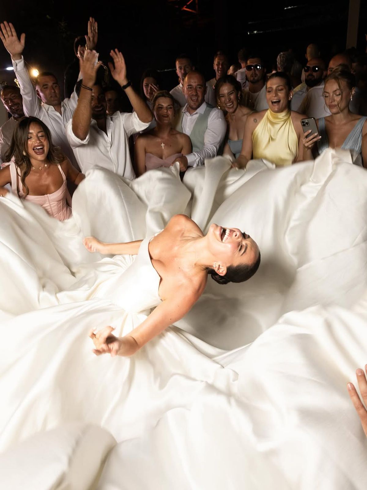 Controversă la nuntă » Celebrul fotbalist, pus de actrița de origine kosovară să afișeze „vulturul albanez”: „Ar trebui interzis câteva jocuri”