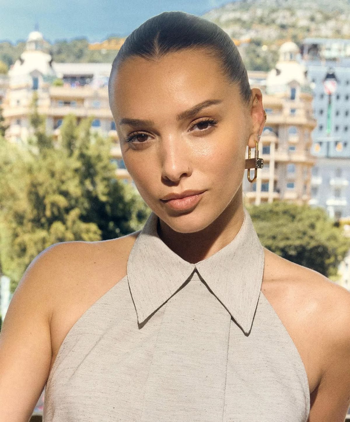 Controversă la nuntă » Celebrul fotbalist, pus de actrița de origine kosovară să afișeze „vulturul albanez”: „Ar trebui interzis câteva jocuri”