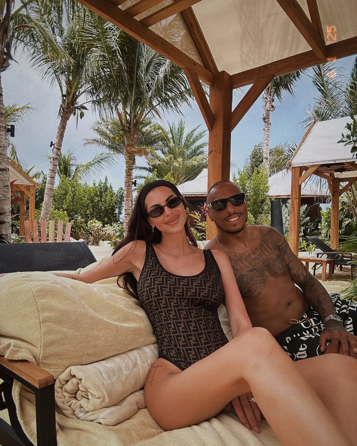 Influencerița cu peste 800.000 de urmăritori vrea să-și micșoreze sânii, dar portarul de 36 de ani n-o lasă