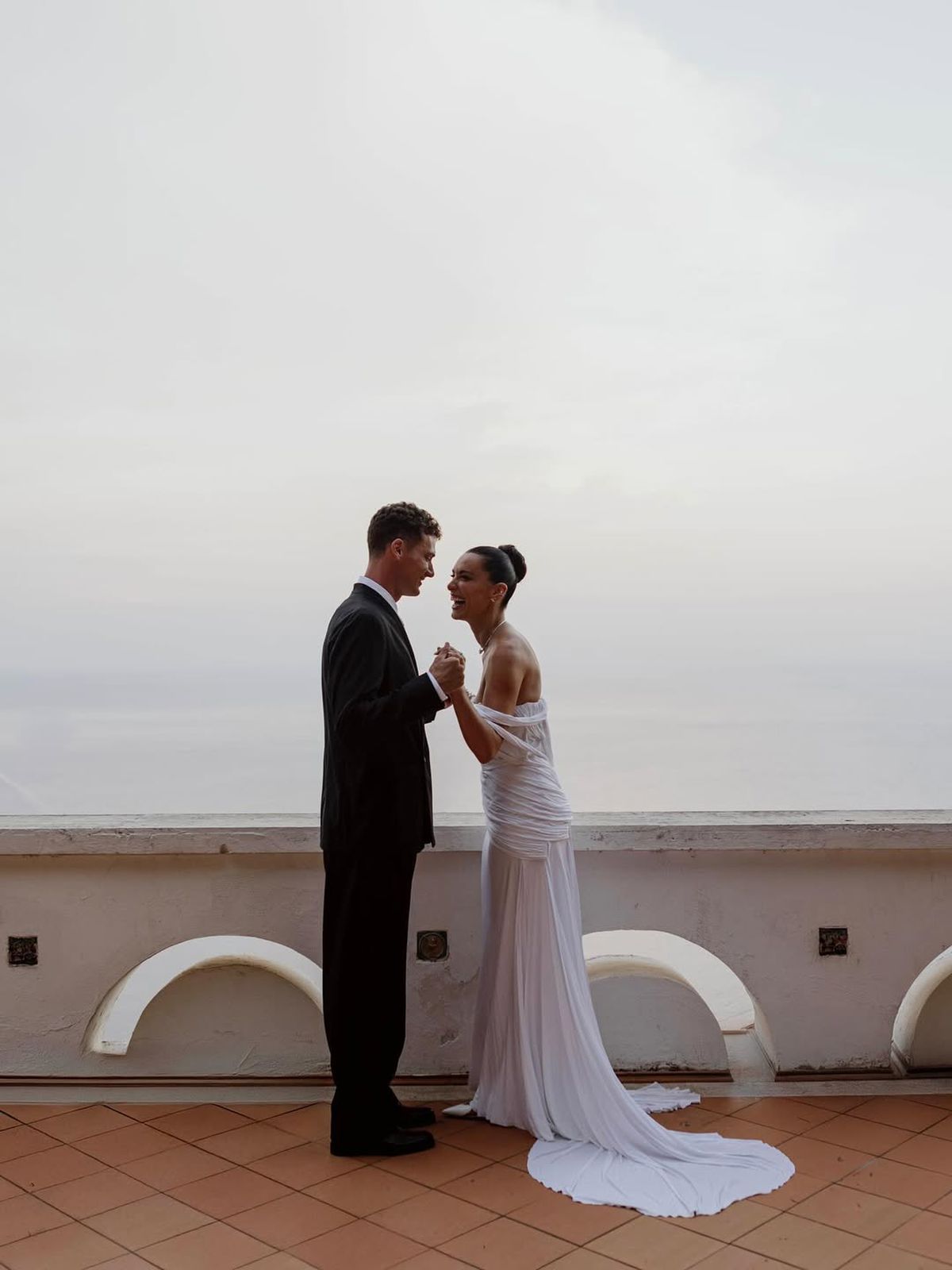 Controversă la nuntă » Celebrul fotbalist, pus de actrița de origine kosovară să afișeze „vulturul albanez”: „Ar trebui interzis câteva jocuri”